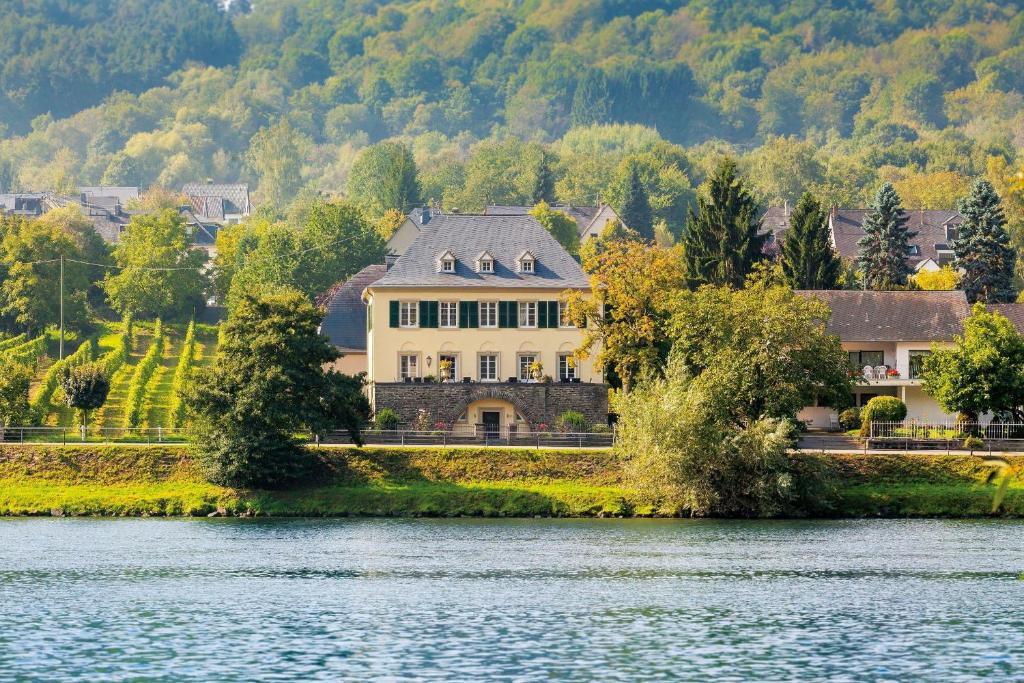 Wein und Landhaus S A Prüm